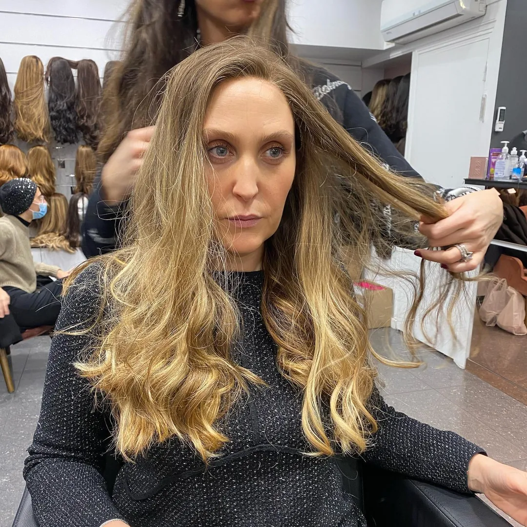 Démêlage d'une perruque blonde au salon