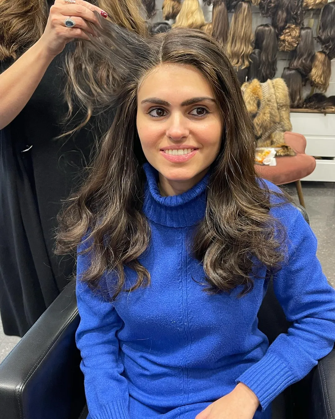 Mise en forme d'une perruque longue brune
