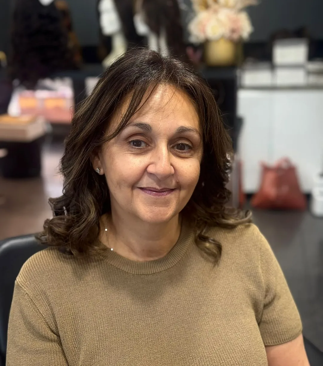 Mi-long brun ondulé porté par une cliente, préparé au salon