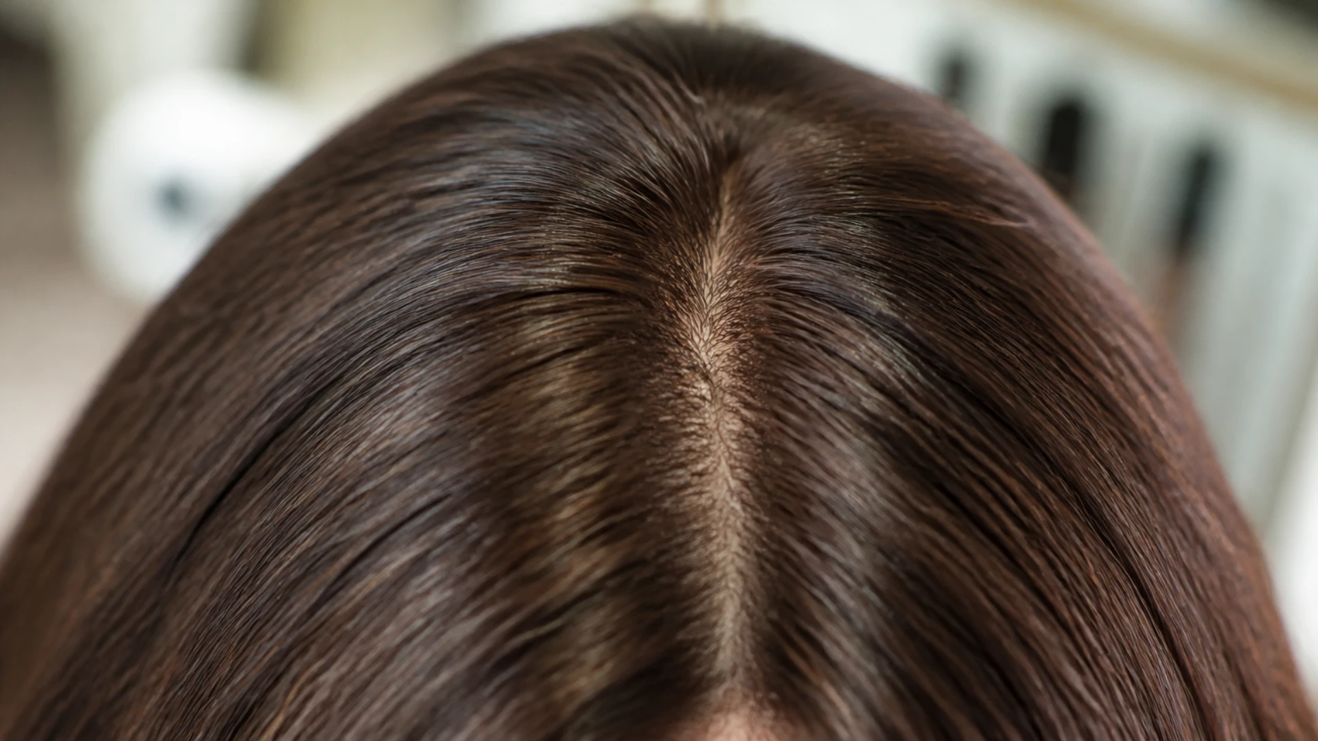 Gros plan sur la raie d'une perruque en cheveux naturels à l'aspect de peau naturelle