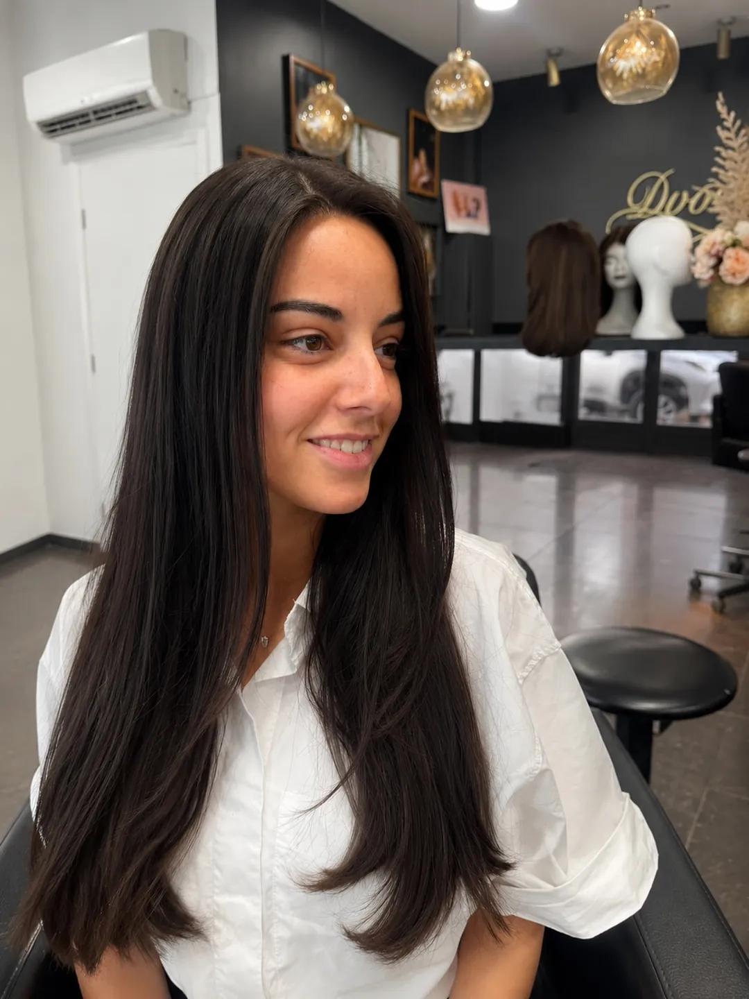 Jeune mariée avec sa première perruque, brune, longue et raide